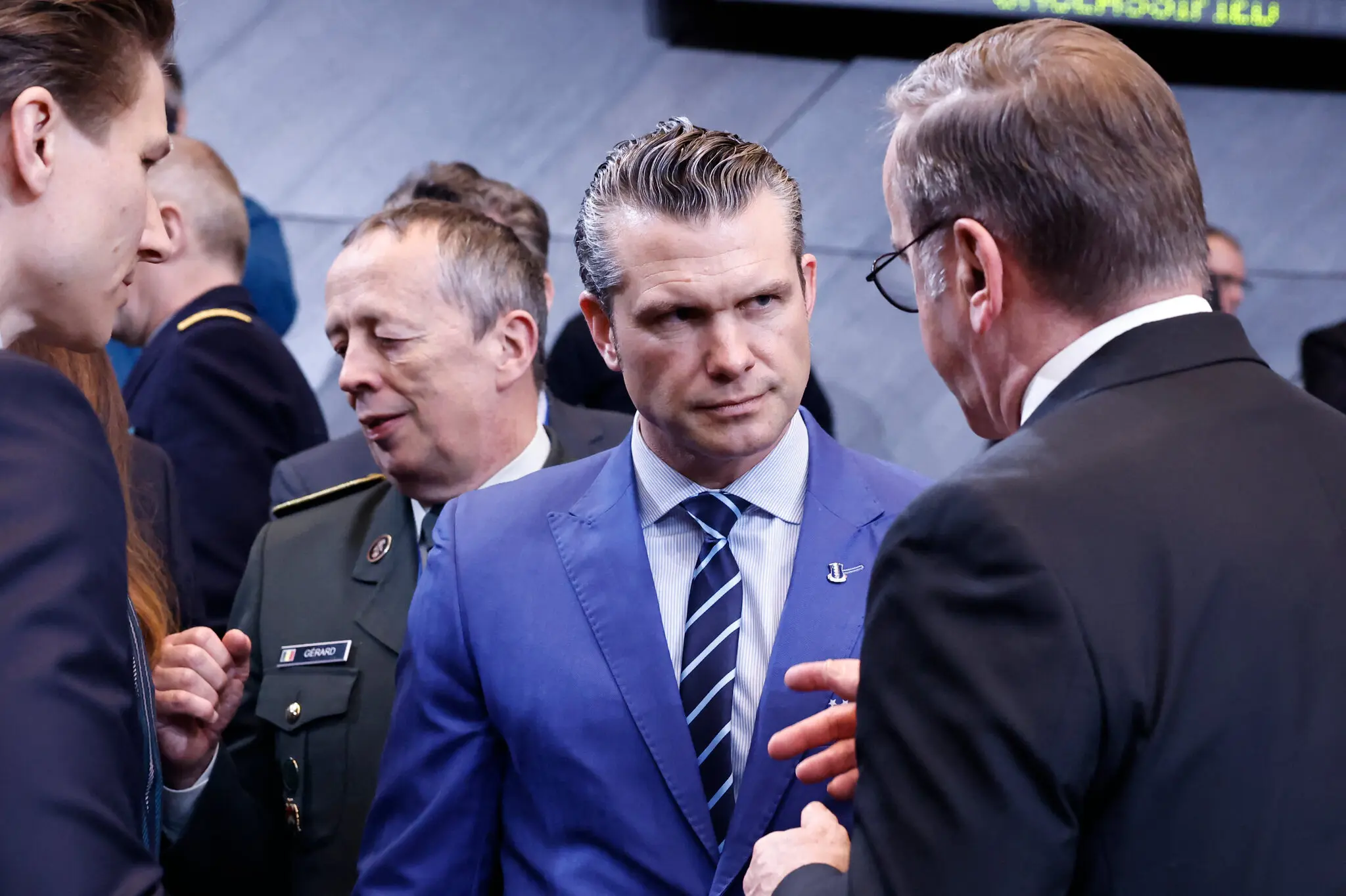 Розмова Трампа з Путіним не є «зрадою» України, — захищає Піт Хегсет: Чому мирні переговори не можна вести без участі Києва.